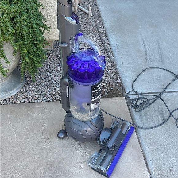 Dyson animal vacuum - Picture 4 of 5
